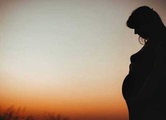 為生兒子「連拚8胎」才中! 工人爸10年後收到「1142萬天價罰單」哭了