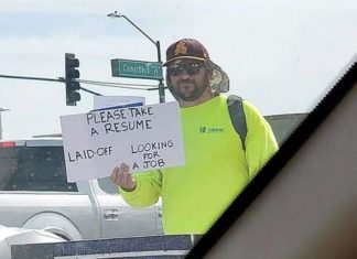 被資遣…失業爸頂豔陽「街頭發履歷」 回家後竟收上百通知:願意錄取你!