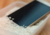 iPhone進水怎麼救?蘋果警告:放進米袋可能造成手機損壞