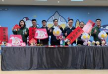 陳3歲上身!陳其邁玩瘋「超人力霸王」提燈 這天起全民排隊領