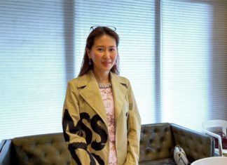米凱莉嫁金融大佬17年近況曝光!「著魔作畫」右手舉不起來